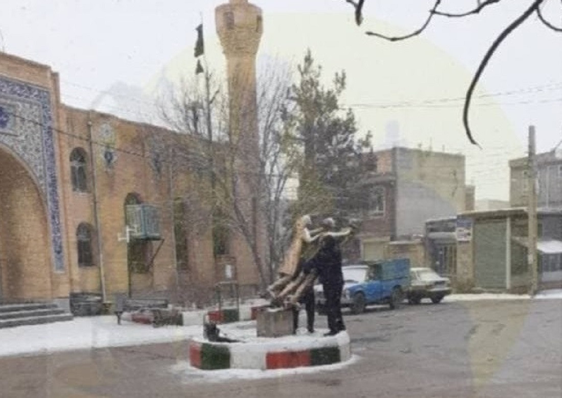 İranın Leylan şəhərində heykəl kompleksi qadın “hicabsız” olduğu üçün sökülüb
