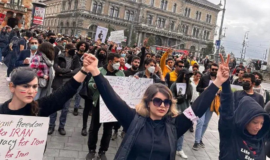 Dünyanın 150-dən çox şəhərində İran etirazçılarına dəstək aksiyası keçirilib