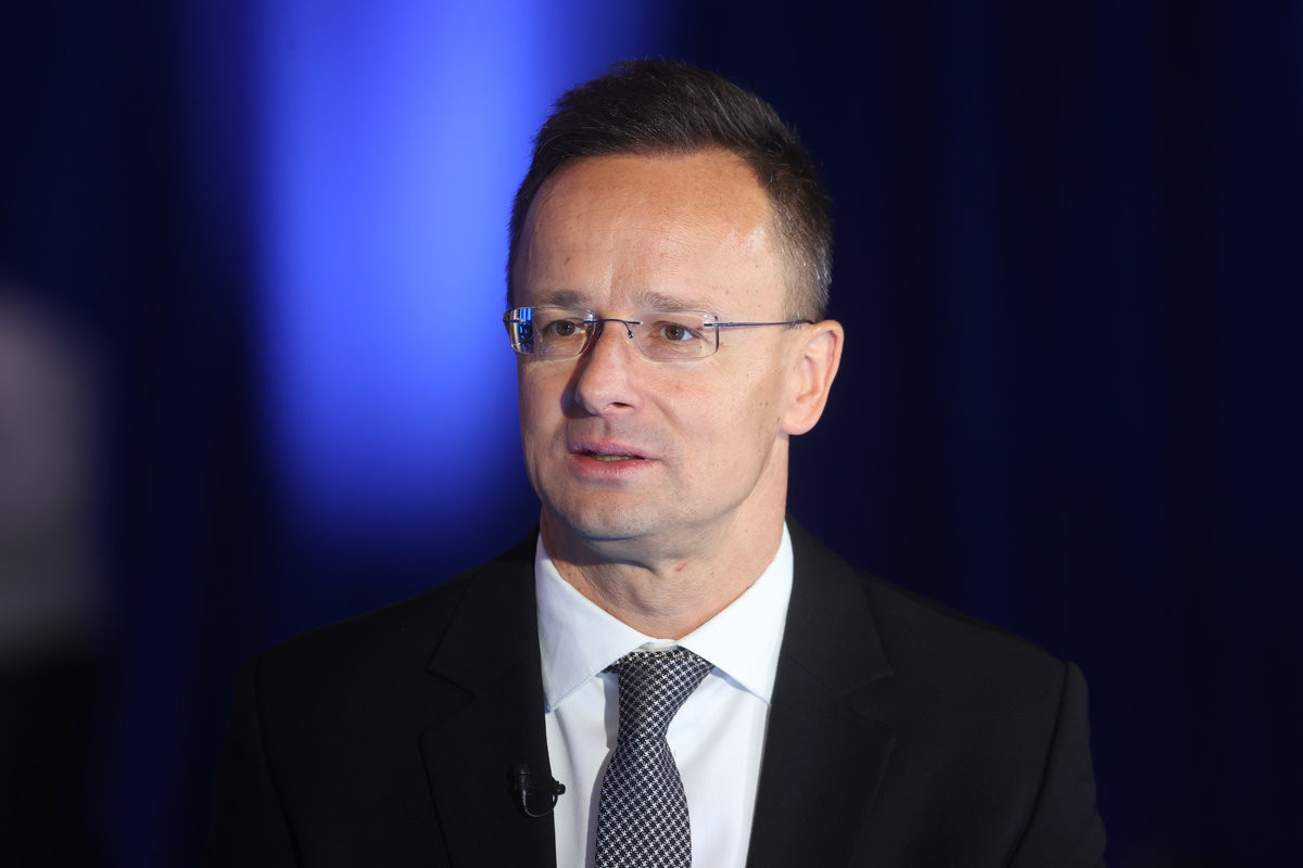 Siyarto: Aİ Rusiya ilə müharibəyə hazırlaşır və Ukraynada hərbi zavodlar tikmək istəyir