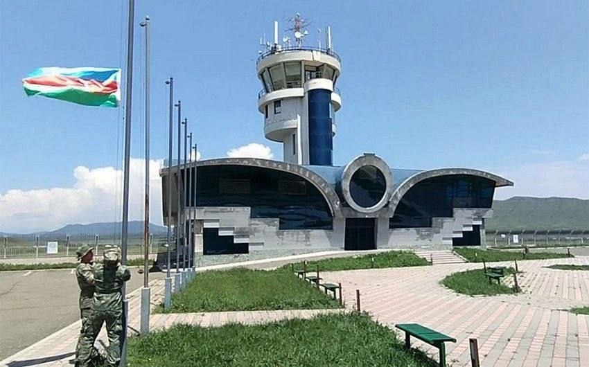 اهتزاز پرچم آذربایجان در فرودگاه خوجالی