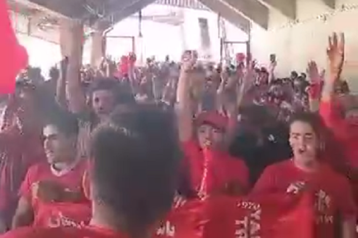 هواداران اردبیلی تراختور آذربایجان هنگام ورود به استادیوم سهند؛ اردبیل جانیم دی، تبریز آخار قانیمدی