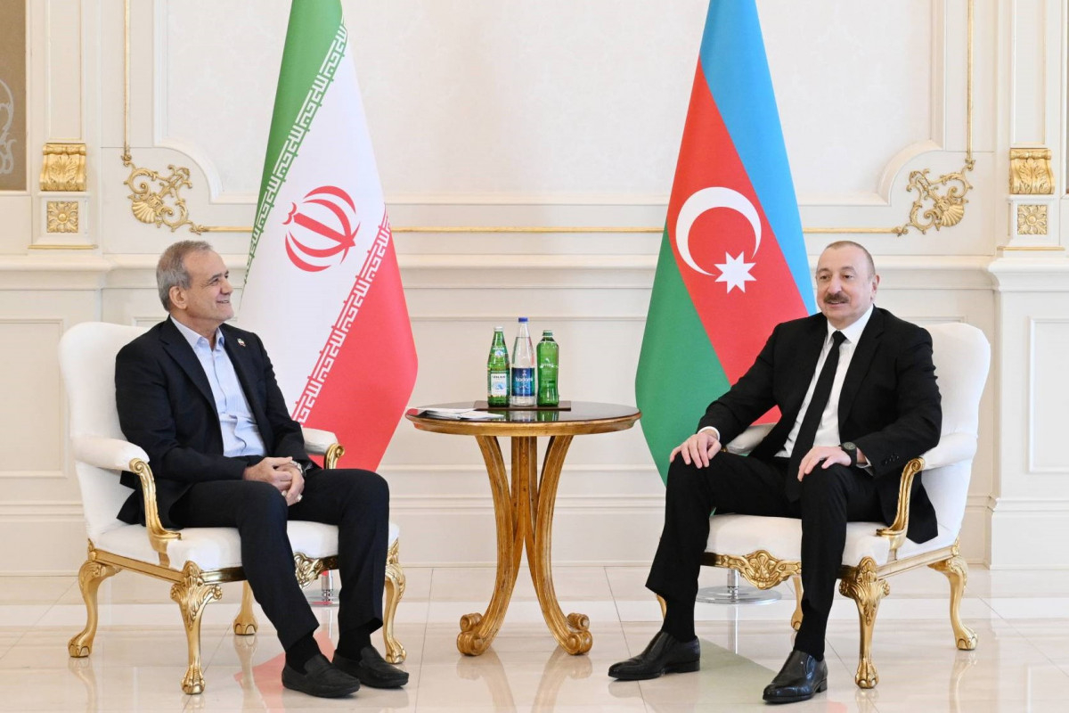 Prezident İlham Əliyev Məsud Pezeşkiana zəng edib.