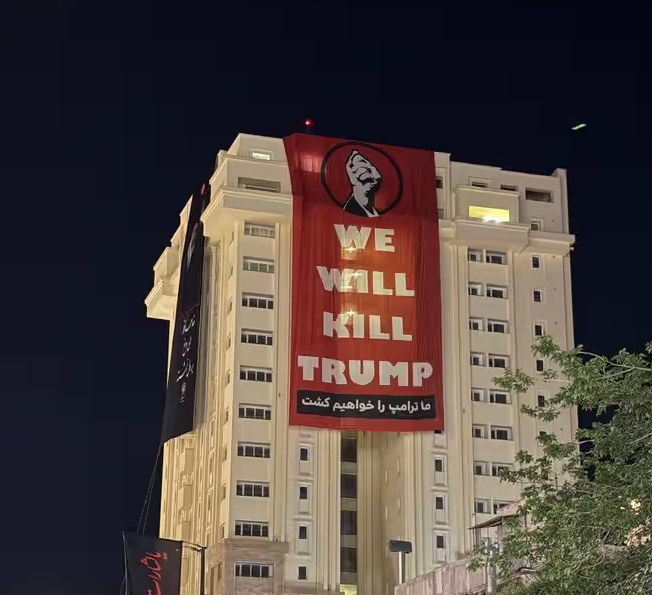 Məşhəddəki hotel binasına Trampı hədələyən banner asılıb