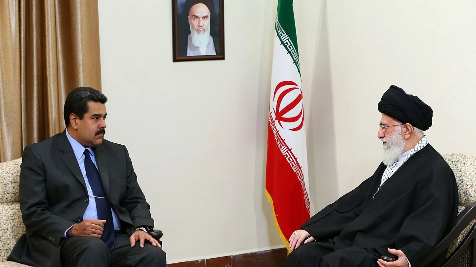 همزمان با سقوط مادورو در ونزوئلا و سخنرانی خامنه‌ای، نرخ دلار ۳ هزار تومان افزایش یافت