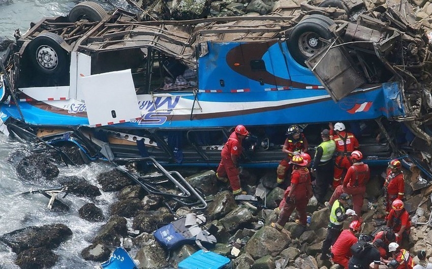 Peruda avtobus uçuruma düşüb, 15 nəfər ölüb