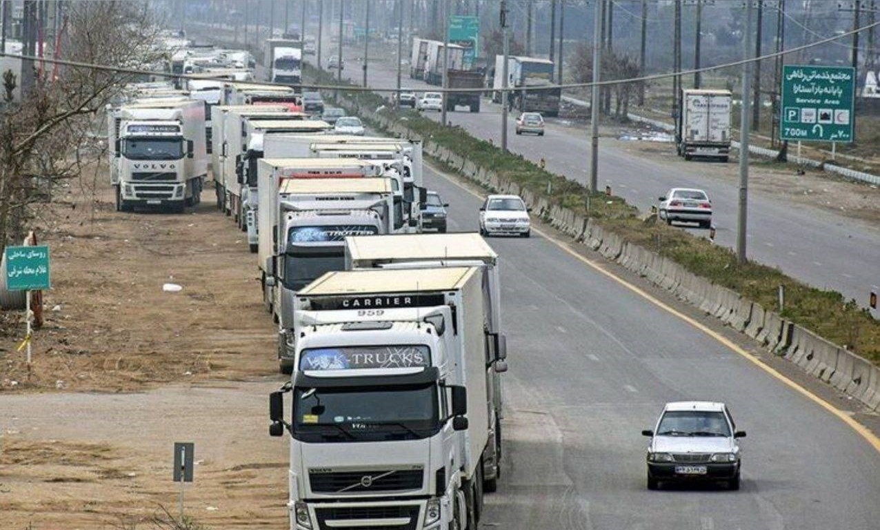 رنجش مردم در سایه بی تدبیری مسئولین حکومتی؛ ترافیک سنگین وصفوف طولانی کامیونها در گمرک آستار