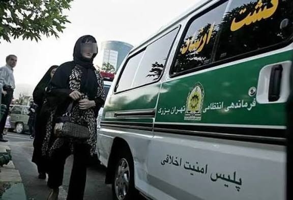 بازداشت یک زن در آمل به دلیل آوازخوانی در خیابان