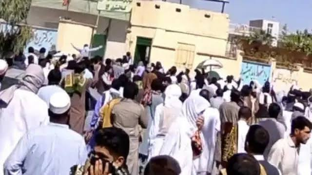 تشدید سرکوب اعتراضات زاهدان؛ تیراندازی، گاز اشک‌آور و محاصره مسجد مکی پس از نماز جمعه
