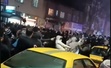Urmiyada rejim qüvvələri ilə etirazçılar arasında toqquşma yaşanıb - VİDEO