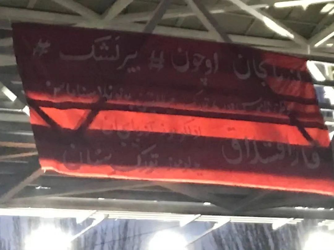 نصب بنر در چایکنار تبریز؛ وطن ناموسدور، تورک میلتین بونونلا سینامایین