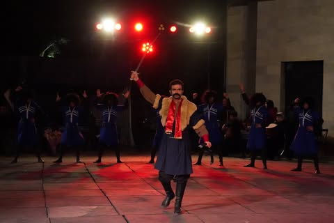 با وجود سنگ‌اندازی‌ها؛ نمایش تورکی «کوراوغلو» رکورددار تئاتر آذربایجان‌جنوبی شد
