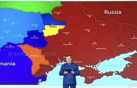 Medvedev Ukraynanın dörd dövlət arasında bölündüyü xəritə nümayiş etdirib