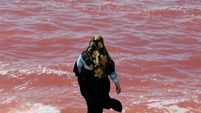 Urmu gölü qırmızı oldu