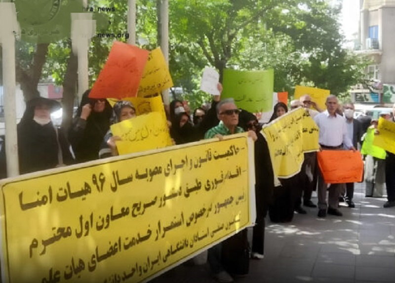Müəllimlər Tehranda etiraz aksiyası keçirdilər