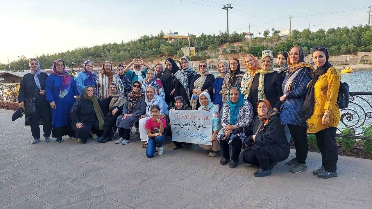 جمعی از بازنشستگان فرهنگی و فعالین محیط زیست در تفرجگاه کوهستانی عینالی تبریز خواستار احیا دریاچه اورمیه شدند