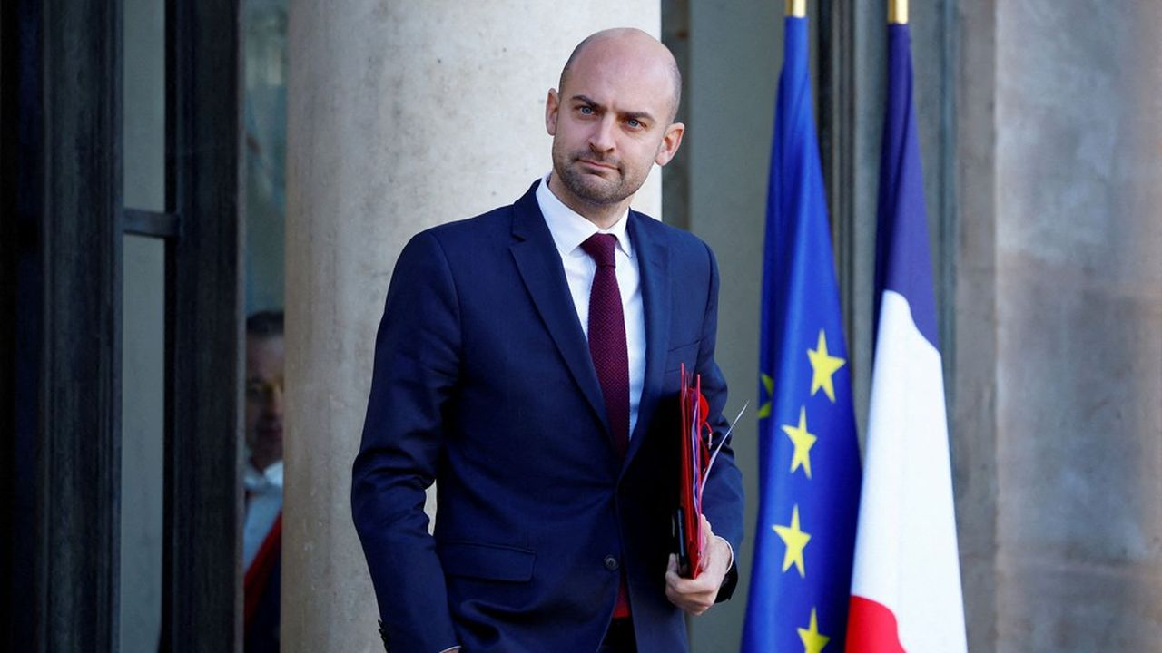 Fransa razılaşmanın şərtlərindən məmnun qalmadığı halda Irana qarşı BMT sanksiyalarının ləğvinə razılıq verməyəcəyini bildirib