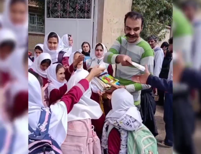 Nir şəhərində dərs ilinin əvvəlində tələbələrə hədiyyə olaraq türkcə kitablar paylanıb