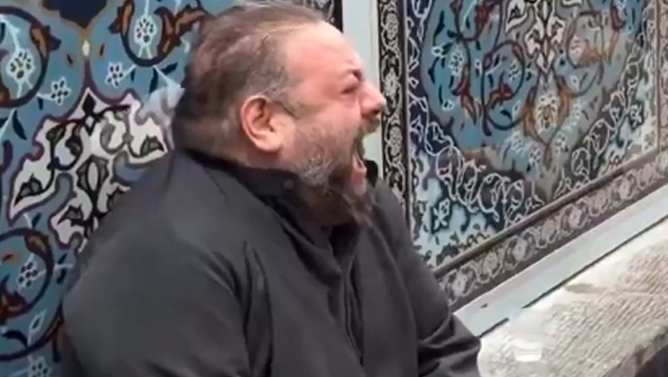 نعش علی خامنه‌ای هنوز روی زمین مانده است
