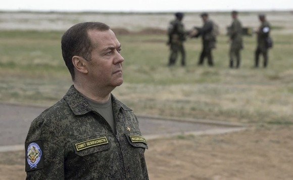 Medvedev: Bu qərarlar Rusiyaya qarşı müharibə aktıdır