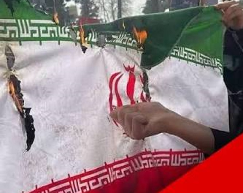 İran bayrağını yandıran tələbələr universitetdən qovuldu