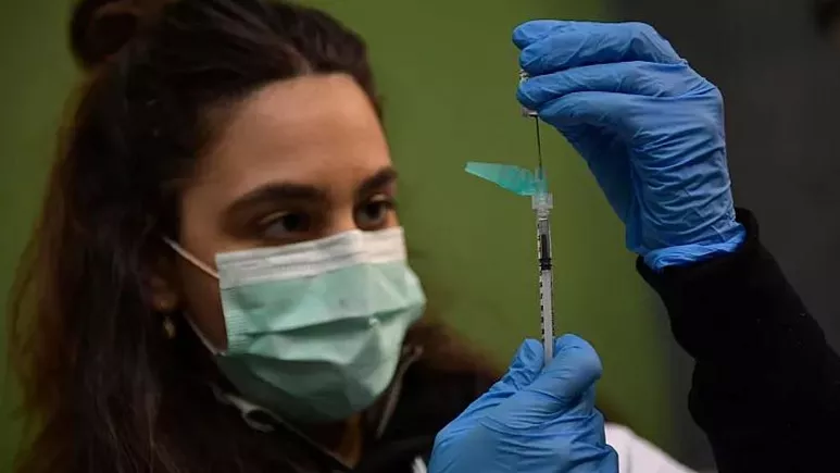 فرانسه با اوج‌گیری دوباره کرونا برنامه واکسیناسیون عمومی را آغاز کرد