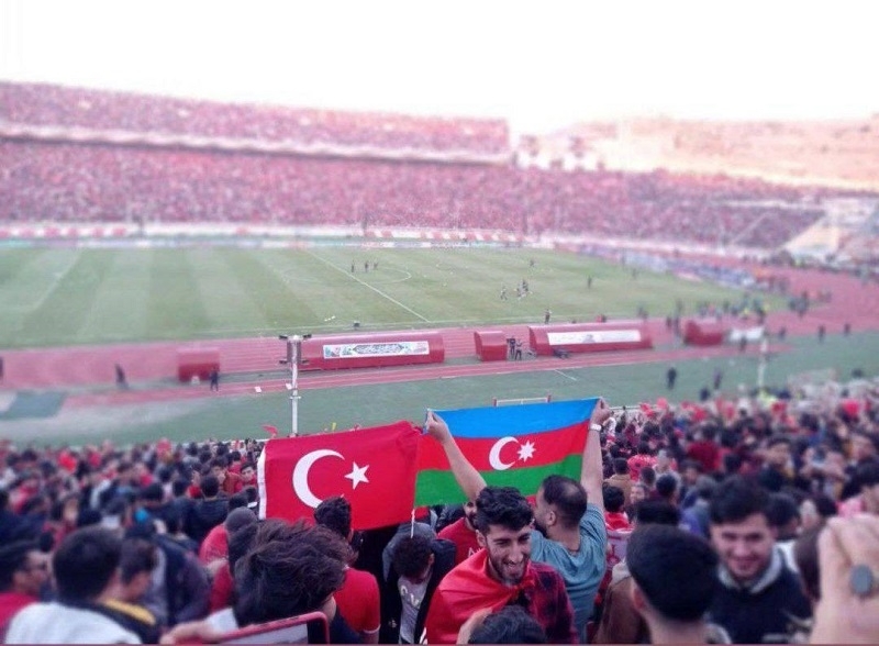  Təbrizdə Azərbaycan bayrağı qaldıran gənclər saxlanılıb