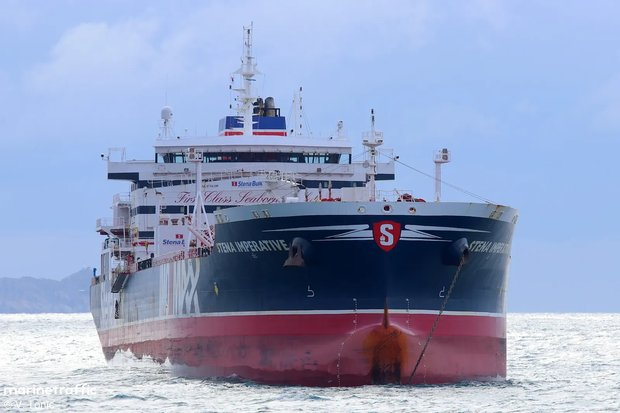 WSJ: İranın silahlı qayıqları Hörmüz boğazında Amerika tankerini saxlamağa çalışıb