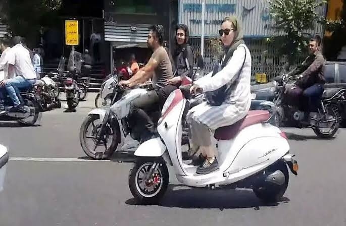 ابهام قانونی یا تبعیض؟ گواهینامه موتور برای زنان همچنان ممنوع است