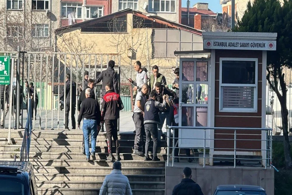 İstanbulda məhkəmə binasına silahlı hücum olub, 2 nəfər öldürülüb