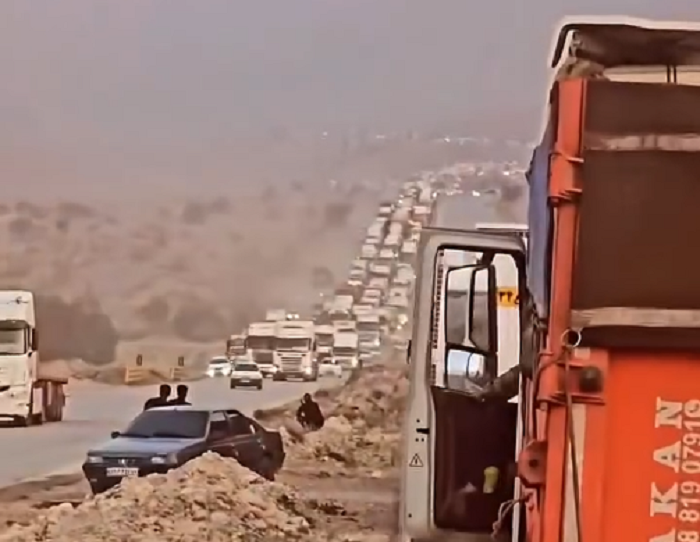 بر اثر تخریب  پل‌ها و تونل‌ها، جاده‌های استان هرمزگان به استانهای فارس و کرمان مسدود شد