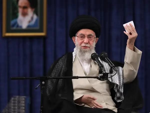 دستور خامنه ای به نمایندگان مجلس بر عدم تصویب طرح های عمرانی