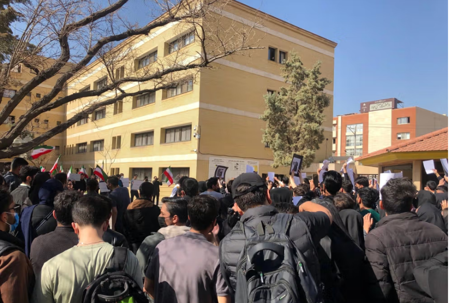 Bəsic üzvləri İran Elm və Texnologiya Universitetində keçirilən mitinqdə tələbələrə hücum ediblər - VIDEO