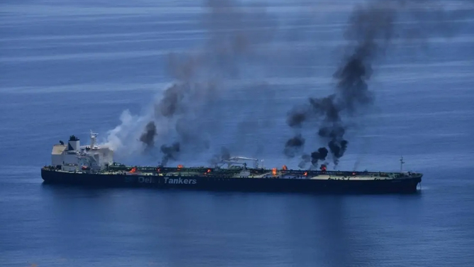 Hörmüzdə iki tanker vuruldu