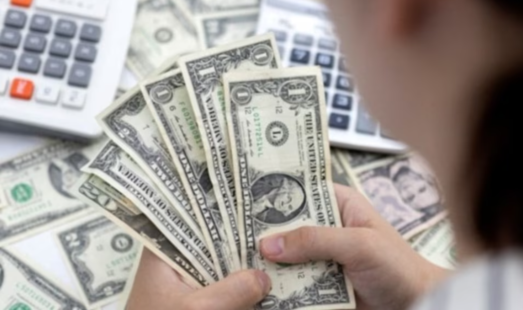قیمت دلار آمریکا «در معاملات آنلاین» از مرز ۶۲ هزار تومان عبور کرد
