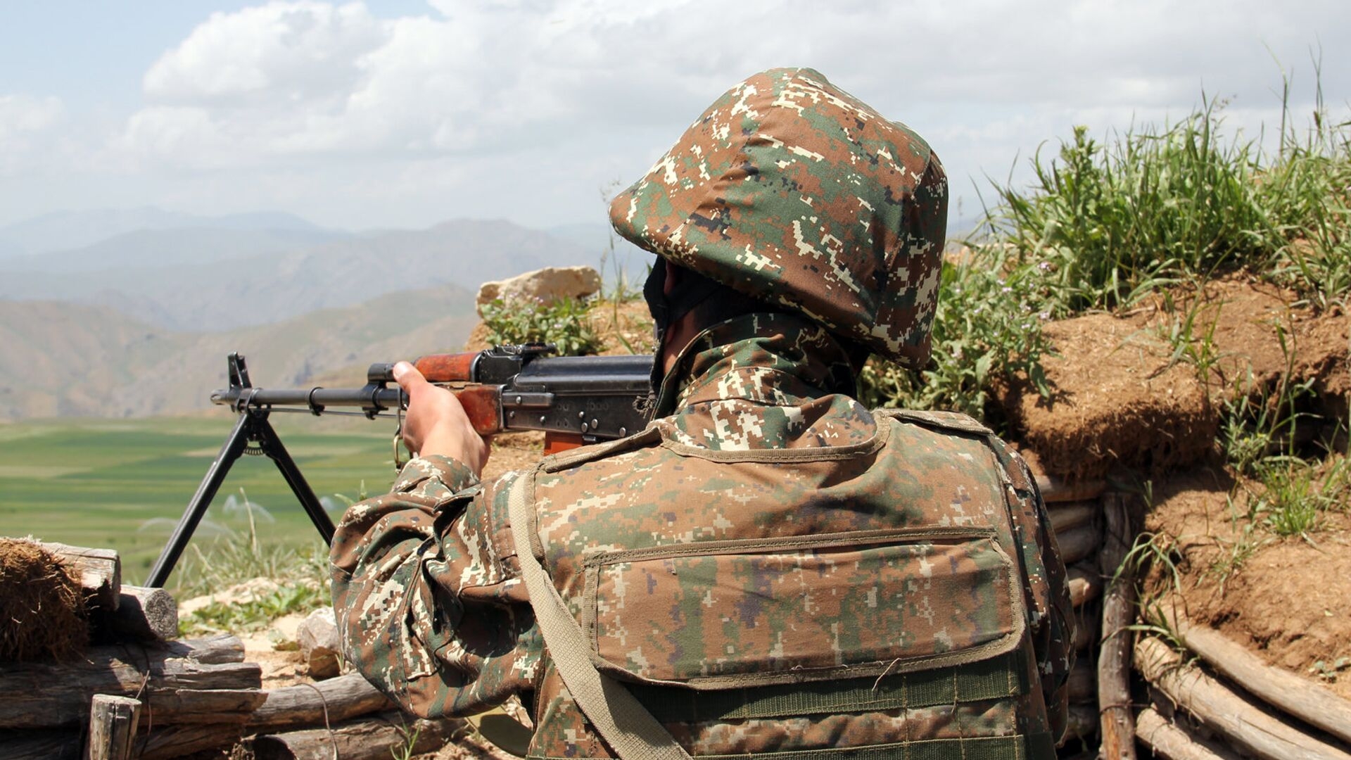 Ermənistan silahlı qüvvələri artilleriya qurğularından  Ordumuzun  Ağdamdakı mövqelərini atəşə tutur