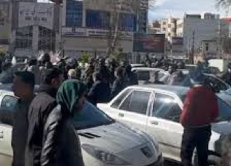 İranda etirazçılar hökumət bnasına hücum edib