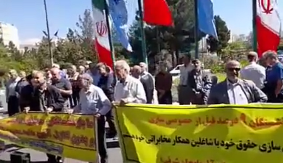 تجمع اعتراضی بازنشستگان مخابرات تبریز