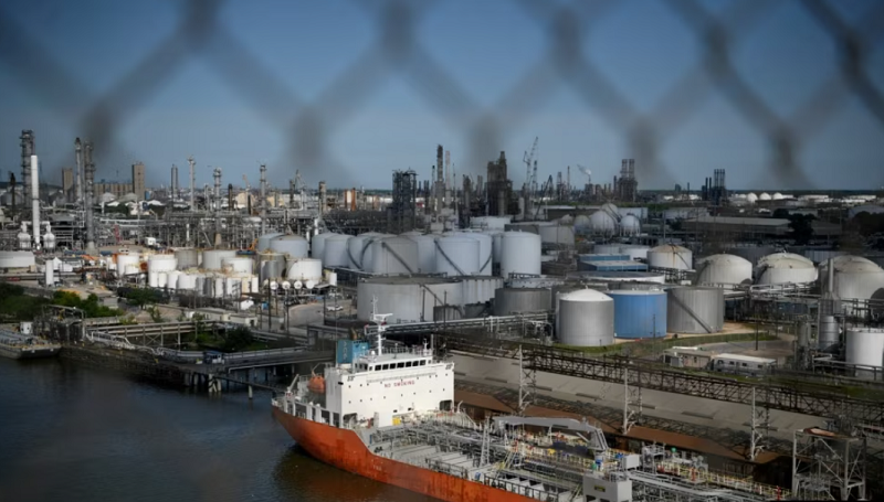 آسوشیتدپرس: شرکت کشتیرانی یونانی با پذیرش اتهام قاچاق نفت ایران، جریمه می‌پردازد