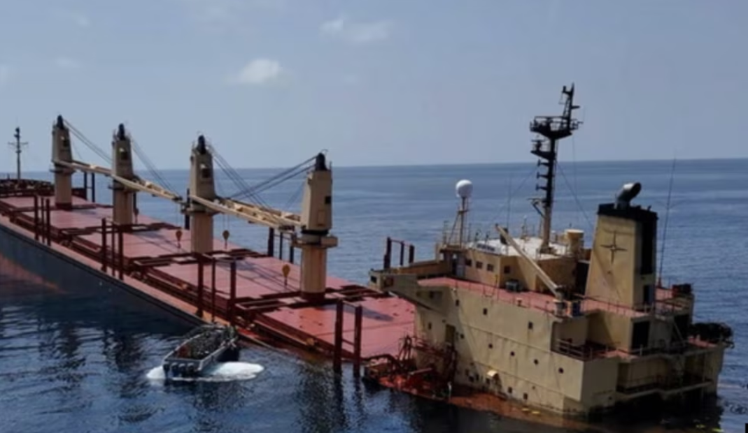 کشتی اوکراینی آسیب‌دیده در حمله حوثی‌های مورد حمایت ایران در حال «سوختن و غرق شدن است»