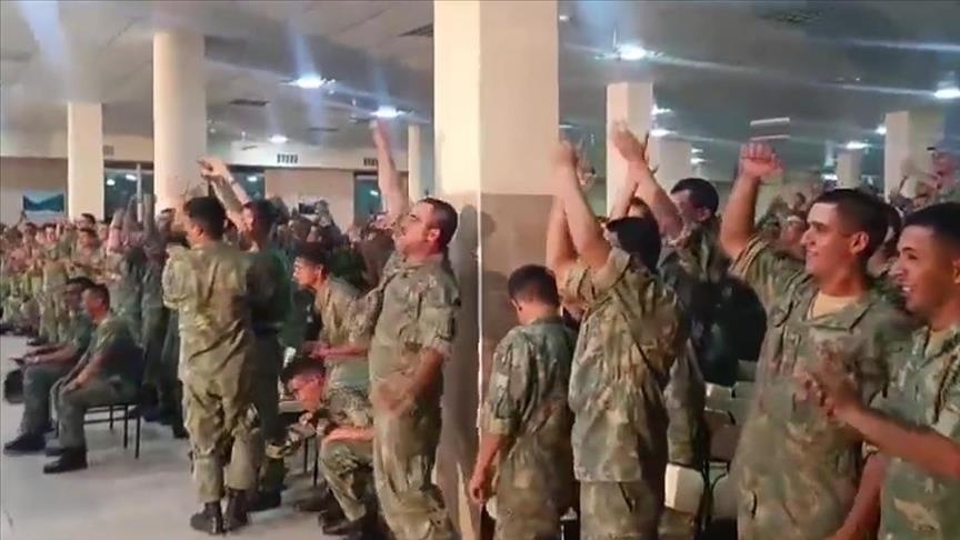 صحنه‌ای غرورانگیز از شور و هیجان سربازان آذربایجان حین بازی ترکیه و چک
