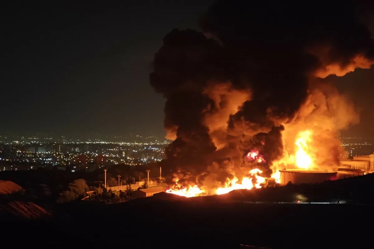 İsfahanda neft anbarı bombardmana məruz qalıb