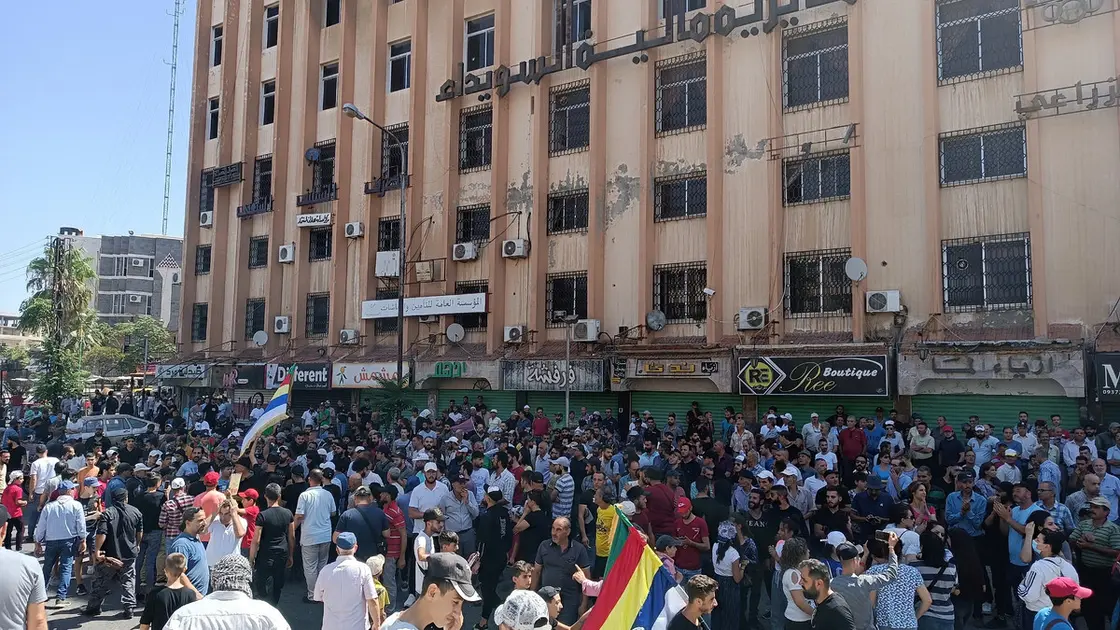 ادامه اعتراضات معیشتی ضد‌حکومتی در استان السویداء سوریه