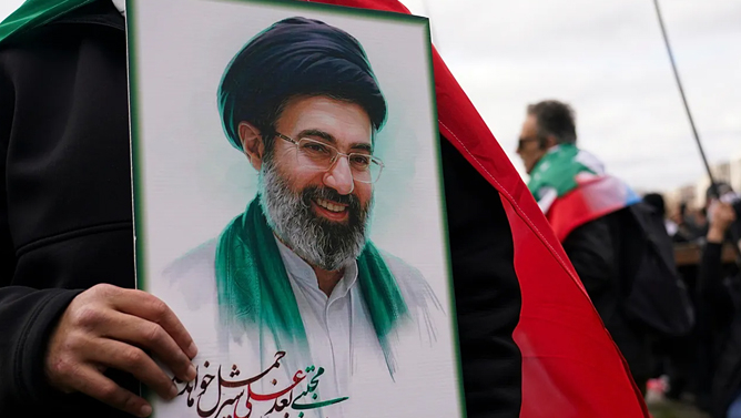 مجتبی خامنه‌ای خود را از توافق با آمریکا کنار کشید