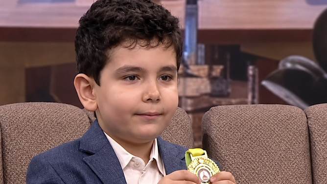 7 yaşlı Güneyli şagird hamını təəccübləndirdi
