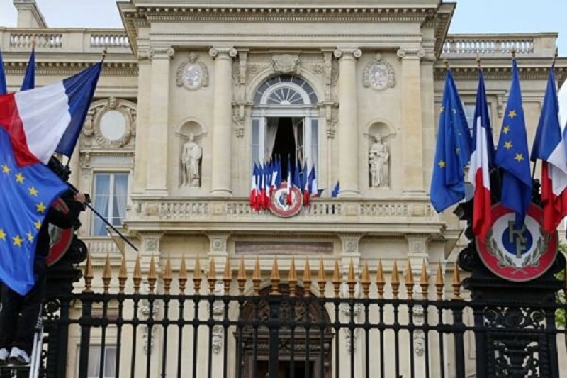 Fransa İrandakı diplomatlarının ailələrini təxliyə etdi