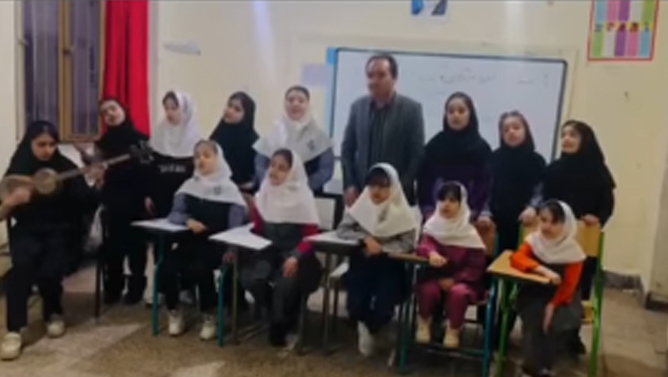 Güney Azərbaycanda “Ana dilim ölən deyil” sinif ifası ilə gündəm oldu (Video)