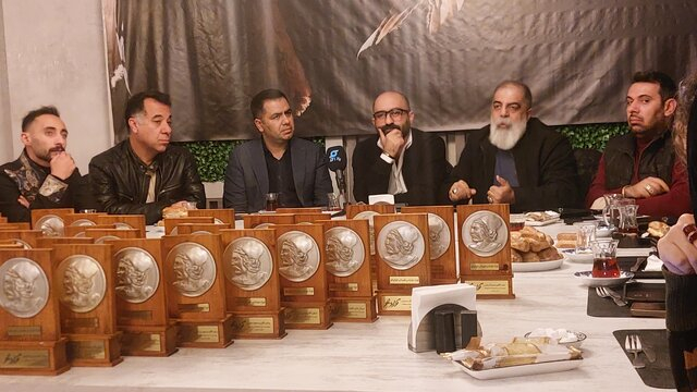 کارگردان نمایش کوراوغلو: هر کسی شب می‌خوابد صبح بلند می‌شود و داشته‌های آذربایجان را انکار می‌کند
