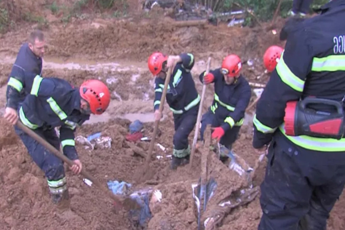 Gürcüstanda torpaq sürüşməsi bölgəsindən 11 nəfər xilas edilib