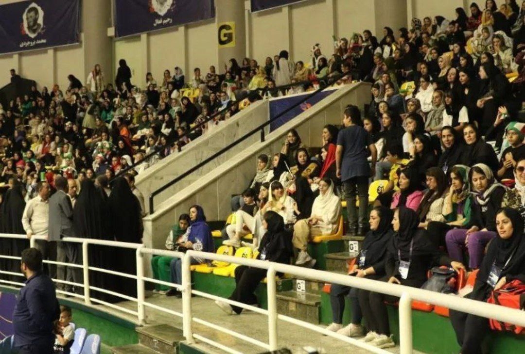 زنان و مردان آذربایجانی در استادیوم دورنالار یوواسی اورمیه یکصدا فریاد زدند؛ گلین گئده‌ک آغلییاق/اورمو گولون دولدوراق