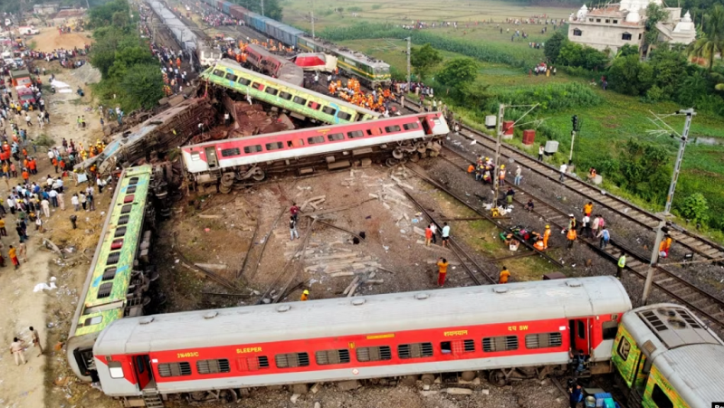شمار جان‌باختگان تصادف قطار در هند افزایش یافت؛ ۲۸۸ کشته و ۹۰۰ زخمی
